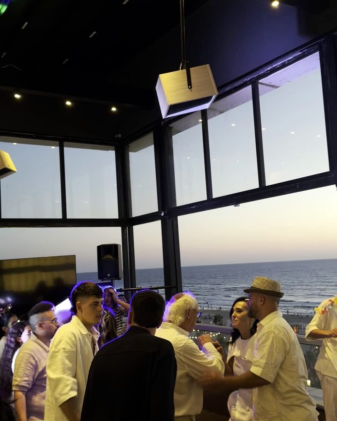 אורחים באירוע ערב ברופטופ מול הים